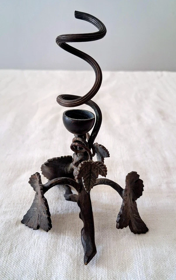 MIGNON PETIT BOUGEOIR A DECOR DE FEUILLES DE VIGNE EN BRONZE ART NOUVEAU - Photo 1/4