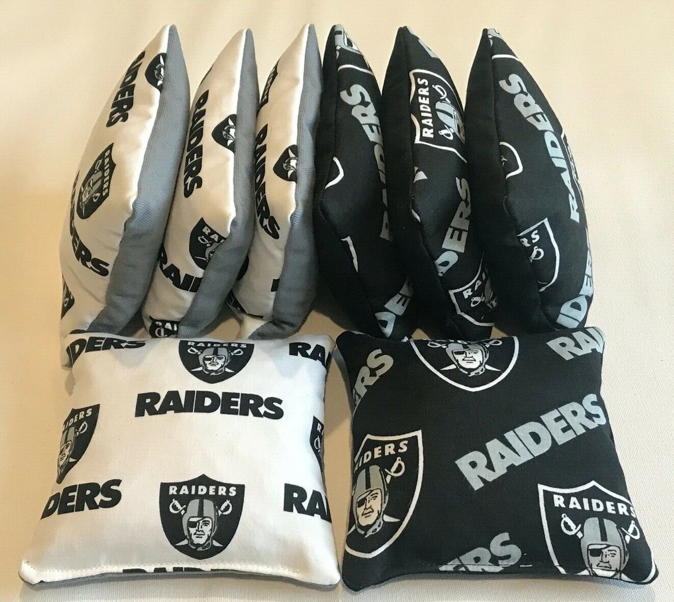 OAKLAND RAIDERS CORNHOLE BEAN BAGS SET OF 8 BAG TOSS GAME REGULATION