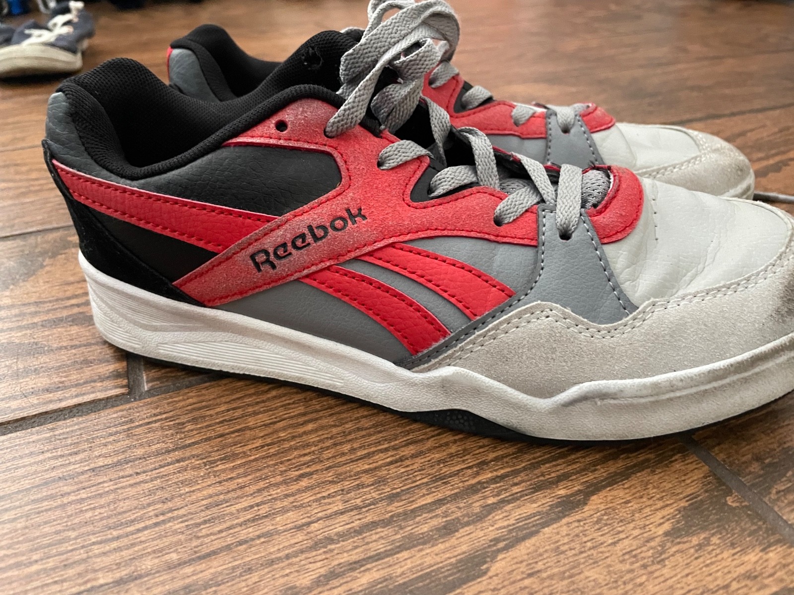 Boys Reebok Size 6 Athletic Shoes Sneakers Red Black Gray thumbnail 3