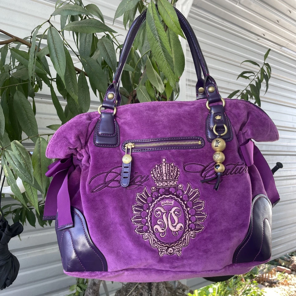 Bolso DayDreamer Juicy Couture de terciopelo púrpura en excelente forma Y2K Scottie Foto 2 de 4