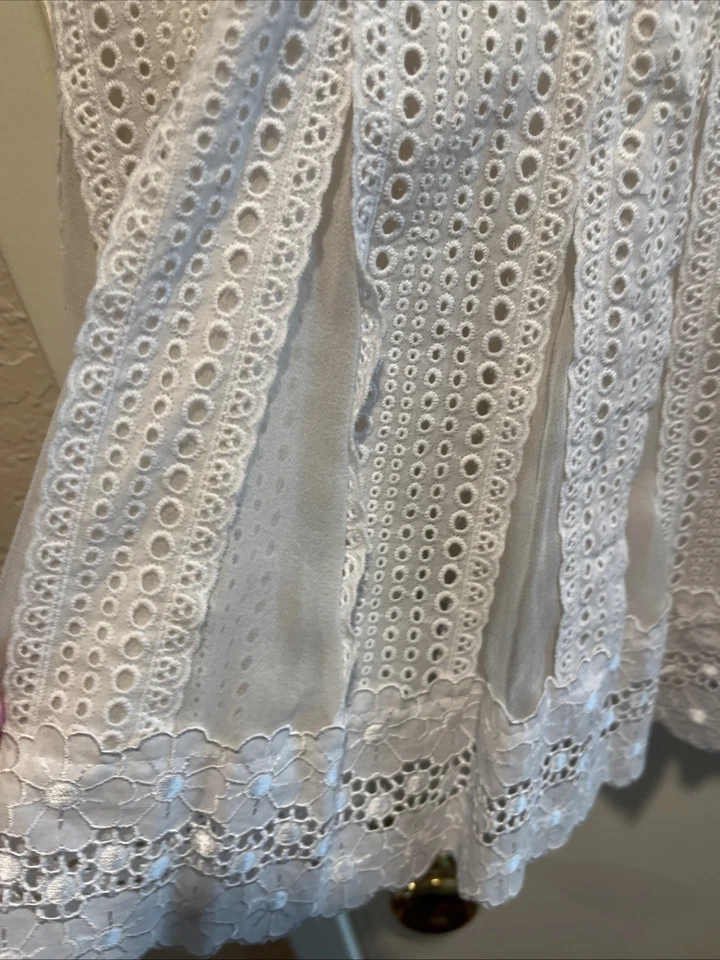 Falda bohemia bohemia de encaje con ojales acampanados blancos ECI New York inserciones de seda talla 8 Foto 4 de 4