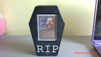 Sarg Deck Box - Kartenbox mit Würfelaufbewahrung für verleumdete Würfel für MTG RIP