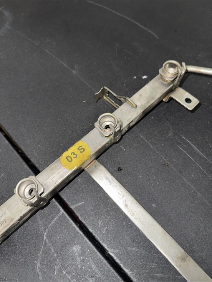 NUEVO OEM 2003-2004 AUDI RS6 4.2L V8 Turbo Inyección de Combustible Riel de Combustible con Regulador Foto 3 de 4