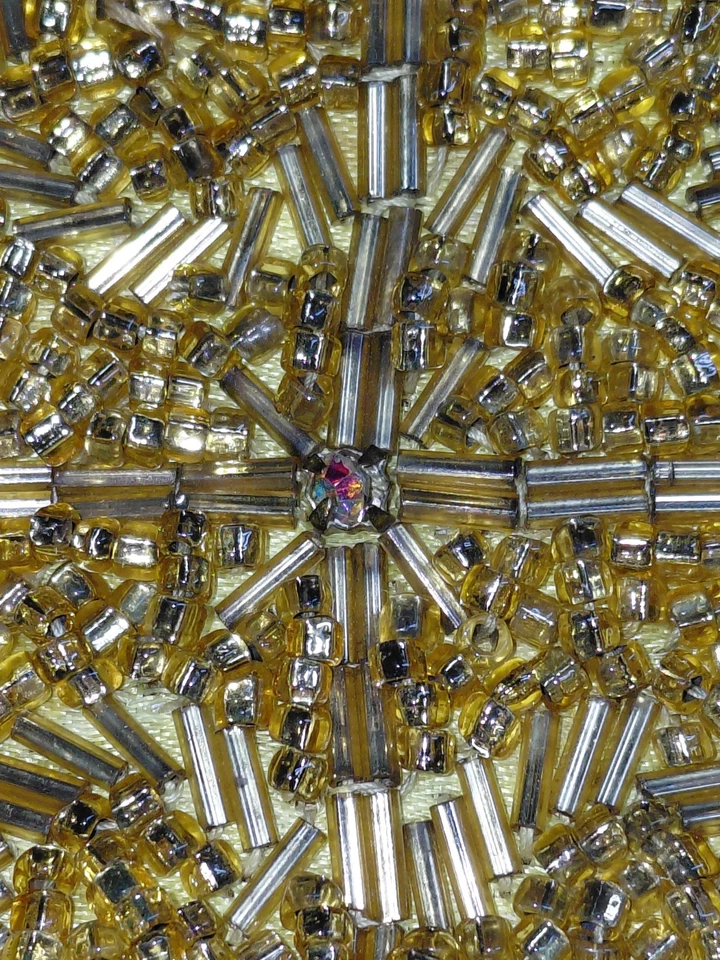 Bolso sin asas/cartera vintage con cuentas doradas con hermosos detalles de cuentas y metal. Foto 4 de 4