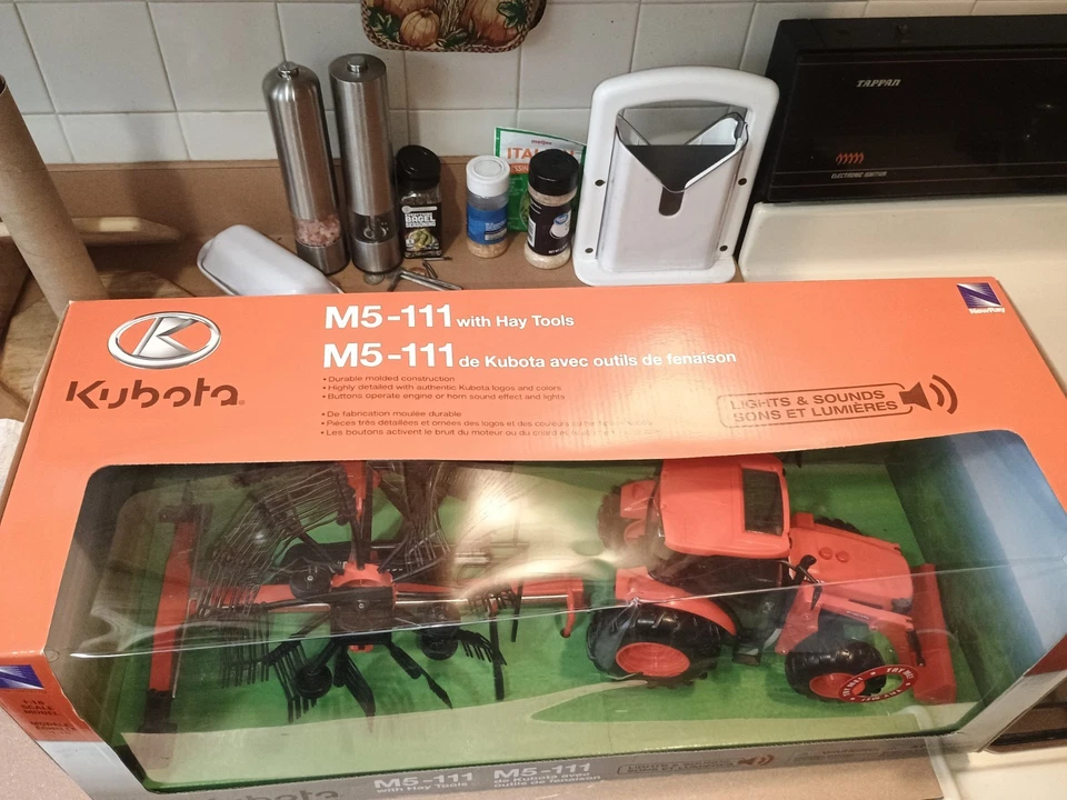 NEW RAY KUBOTA M5-111 TRACTOR WITH HAY TOOLS 1:18 - LIGHTS & SOUNDS - Image 3 of 4