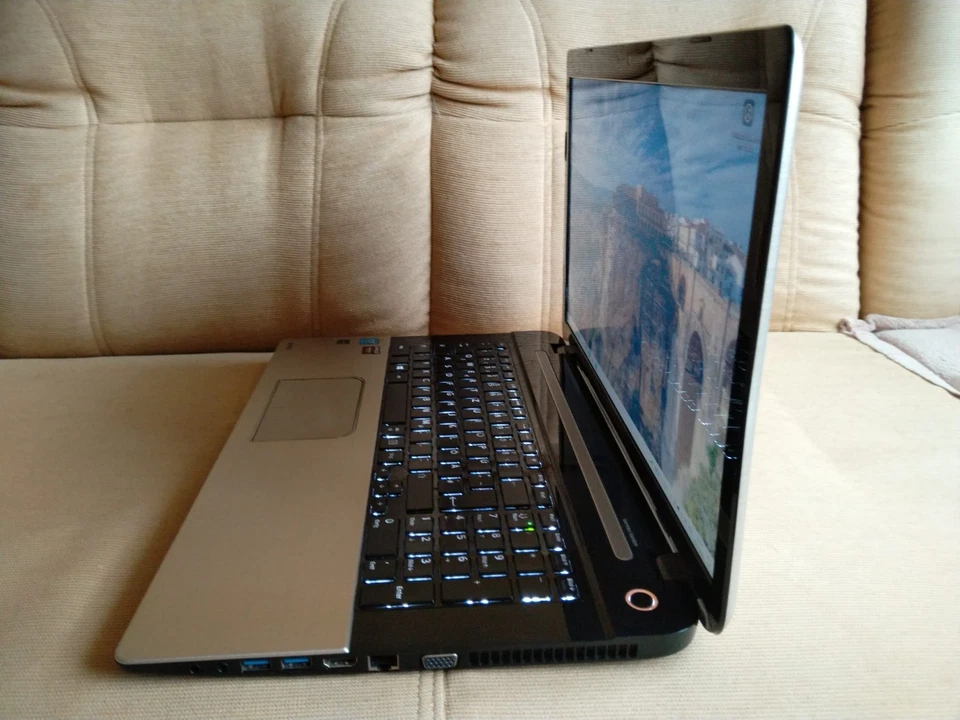 Toshiba Satellite S70-B- 17,3" FHD/i7/ 16GB RAM/ NVIDIA R9 M265X/1 TB - Bild 3 von 4