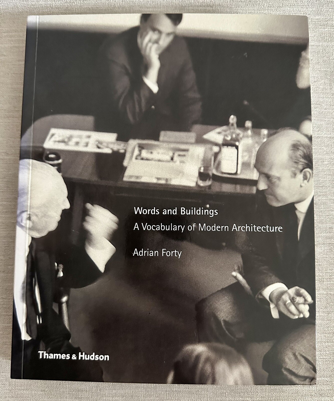 Words and Buildings: A Vocabulary of Modern Architecture Adrian Forty Softback
