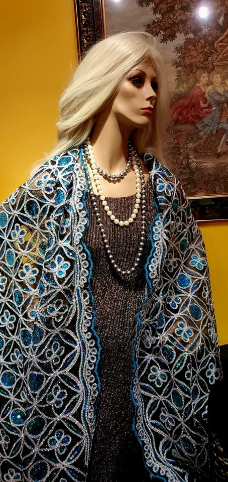 Tela de lentejuelas por todas partes (chal, corredor, decoración de boda?) Foto 3 de 4