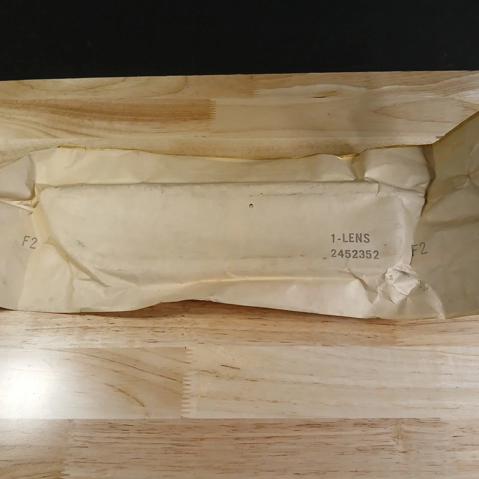 1962 - 1965 GM Chevrolet Truck Suburban LH lente de seta GM #2452352 NOS OEM - Imagem 3 de 4