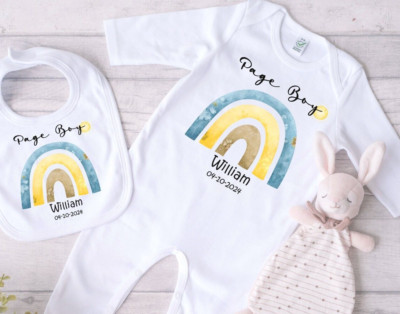 Personalisiertes Page Boy Regenbogen Baby Strampler Lätzchen Set, hochwertige Kleinkind Kleidung