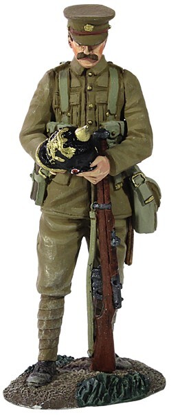 BRITAINS SOLDIERS WW1 23068 - 1914 British Infantry with Souvenir German Helmet