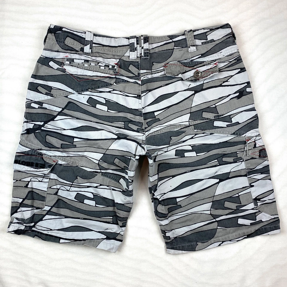 Pantalones Cortos Callejeros Marca Globe Gris Estampado Geo Camuflaje Talla 38 Skate Foto 2 de 4