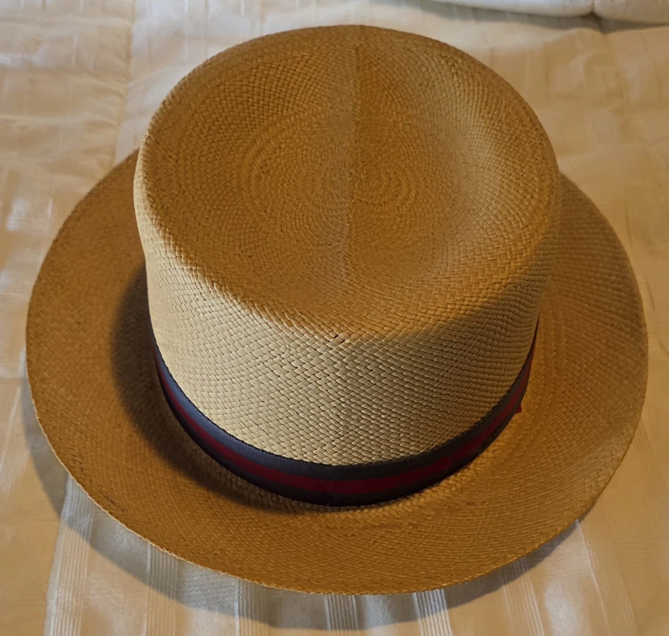 Chapéu Fedora Vintage Country Gentleman Palha com Faixa Cinza e Vermelha Tamanho 7 3/8 - Imagem 4 de 4