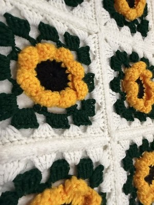 VTG Crocheted 58 x 46 sunflower-patterned blanket, afghan crafted handmade NICE!