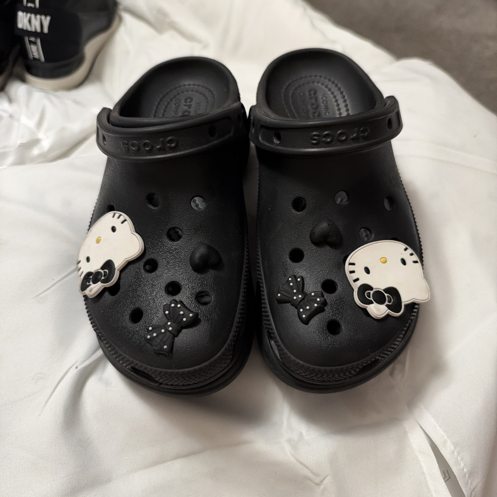 Crocs Black Classic Clogs Hello Kitty Charms Women’s Size 6