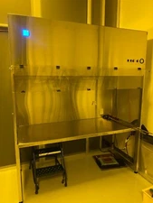 Terra Universal Model 2001-66 ValuLine Vertical Laminar Flow Bench