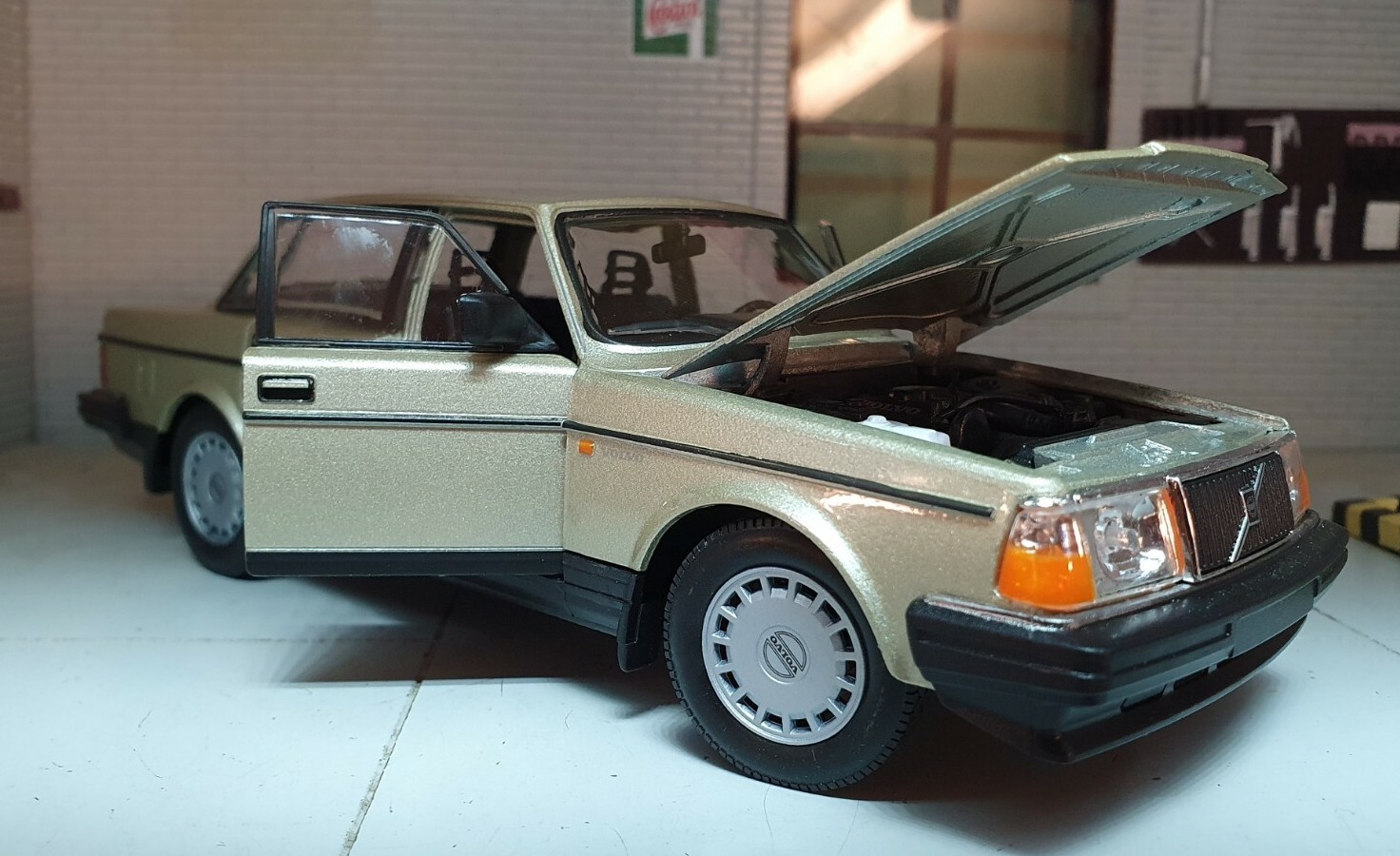 Volvo 240 DL GL GLE 1986 Saloon Welly Gold 24102 Diecast 1:24 Scale Model Car