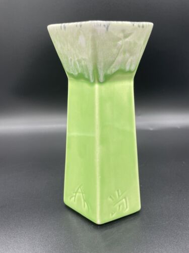 HULL USA VASE PAGODA P3 AMERICAN  CHINESE SCRIPT GREEN USA POTTERY VINTAGE - Picture 1 of 8