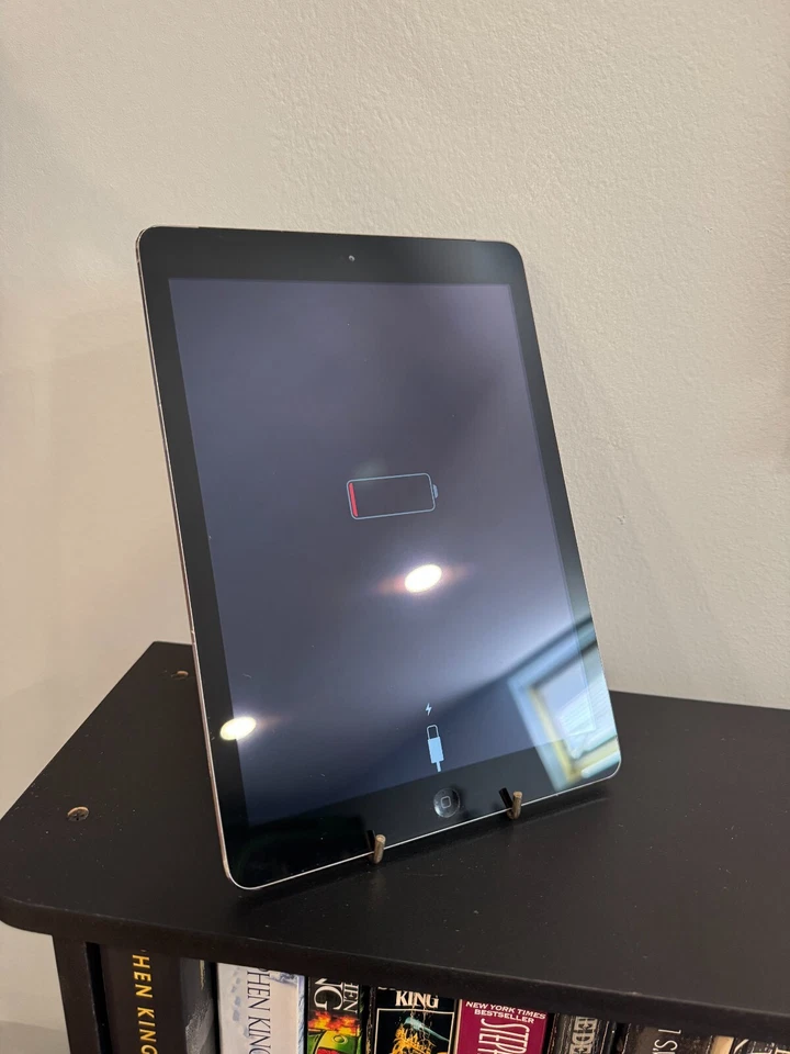 Apple iPad Air (1st Generation) A1474 16 GB, Wi-Fi, 9.7 in - Space Gray - Image 2 of 4