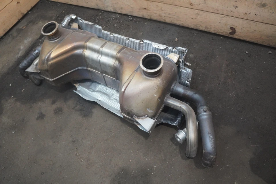 Rear Exhaust Muffler Silencer Tail Pipe 5.2L 420251051HX Audi R8 2011-12 *Note* Foto 2 de 4