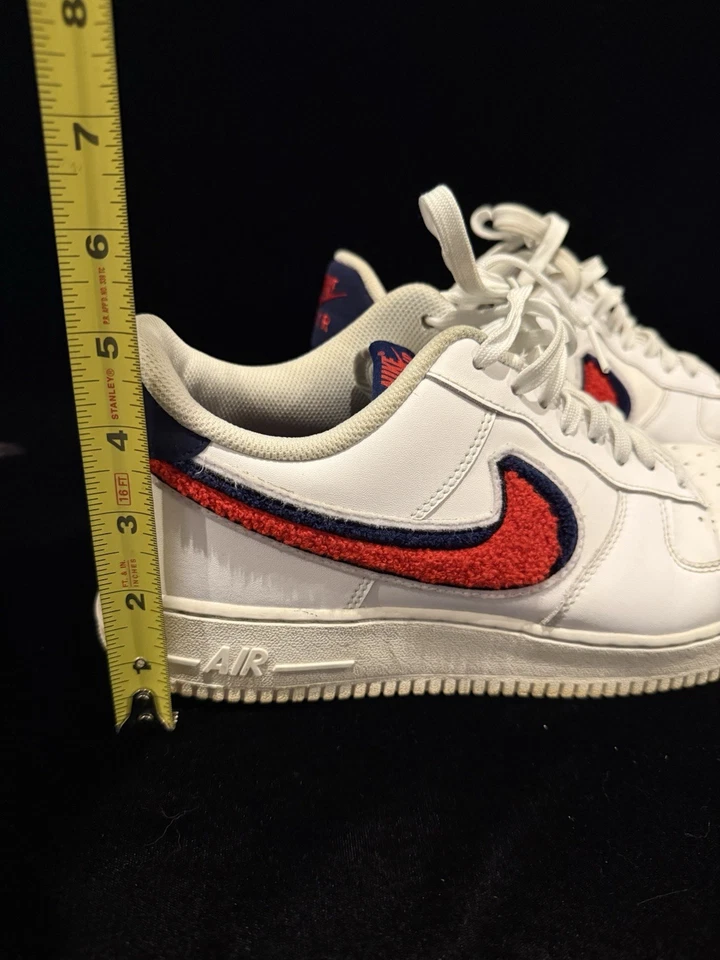 Talla 11.5 - Nike Air Force 1 07 LV8 Chenille Swoosh Foto 2 de 4