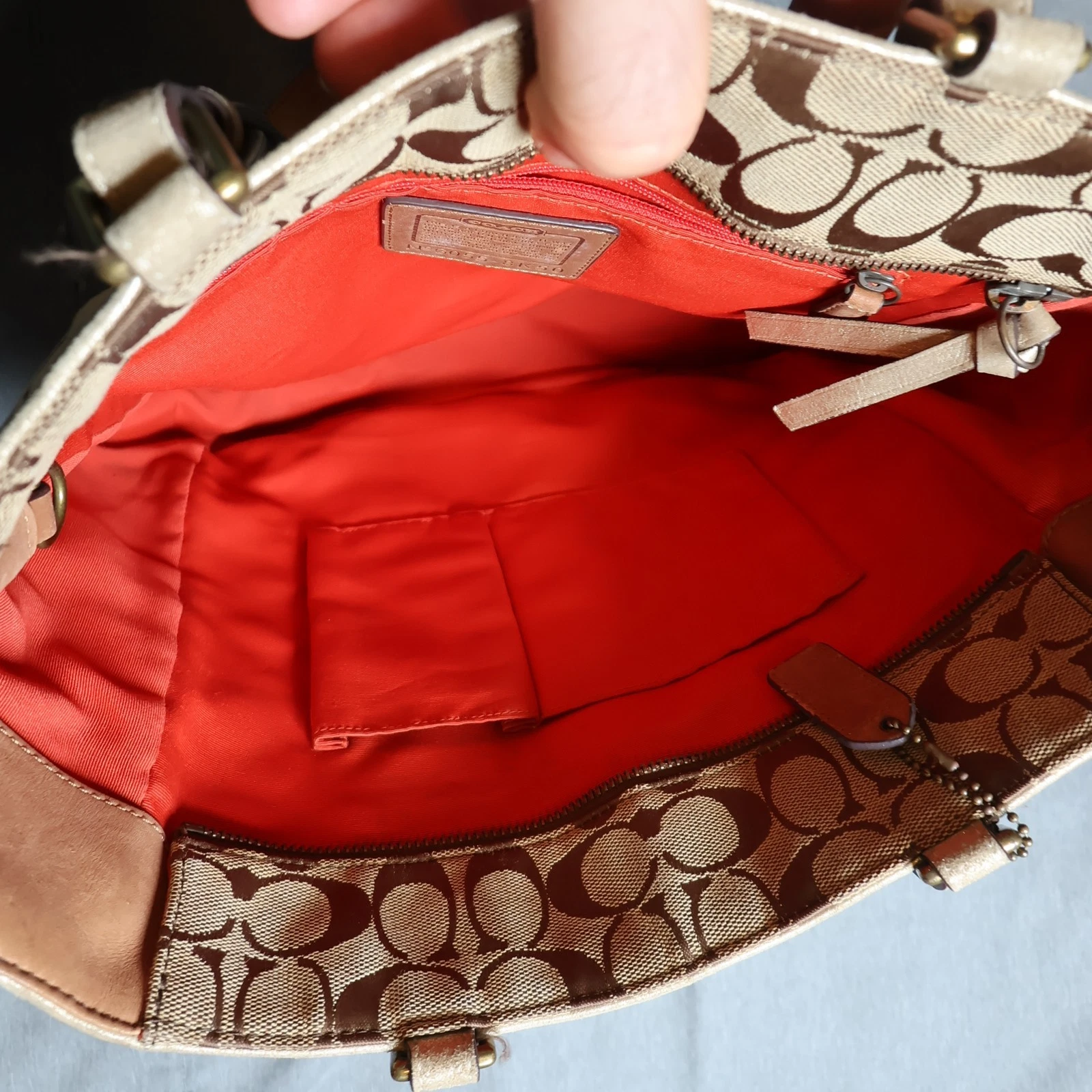 Coach Gallery Signature Tote Tote Cachi e Pelle Oro Fodera Rossa Charm n. G055 8K50