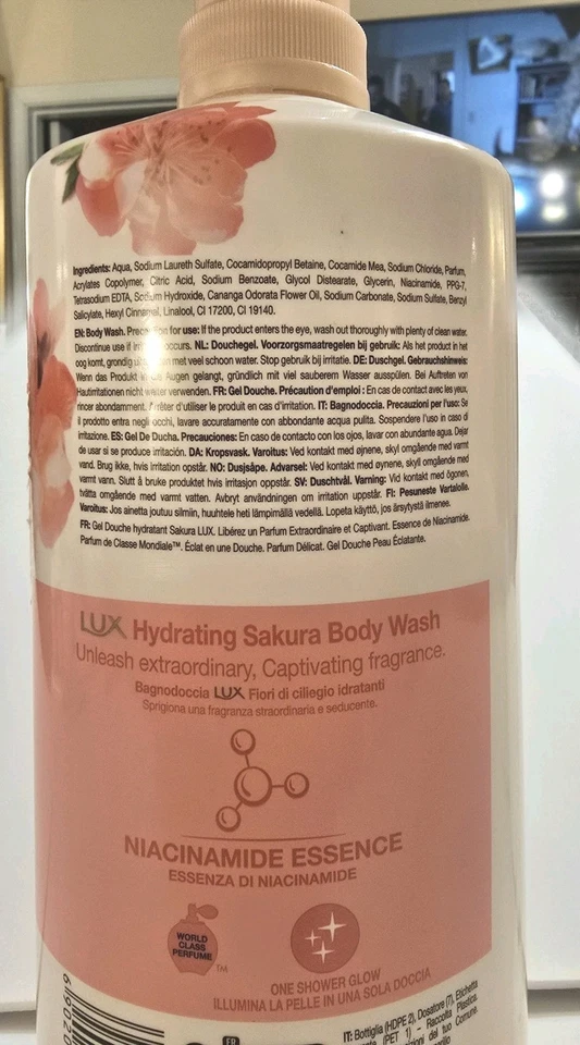 Lux Hidratante Sakura Delicada Fragancia Esencia de Niacinamida, 33.8 fl oz. Foto 3 de 4