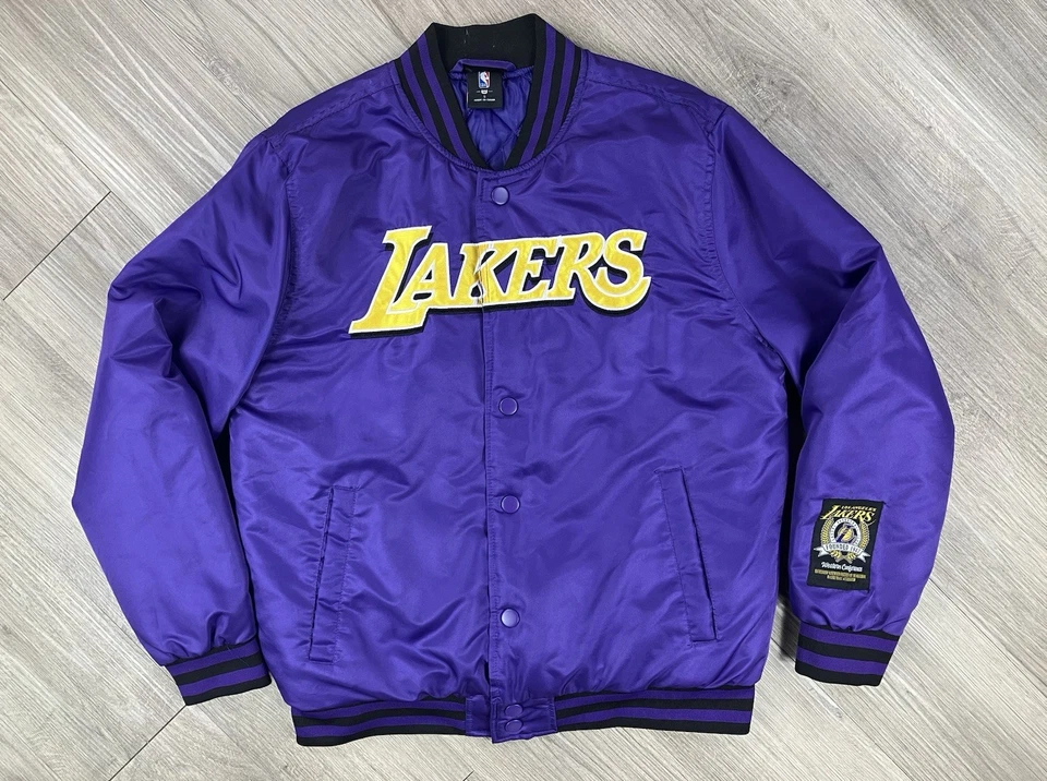 Chaqueta de bombardero de satén de Los Angeles Lakers para hombre talla pequeña Foto 2 de 4