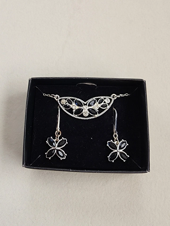 Новый NRT подписанный бабочка черный камень и серебряная пластина ожерелье и серьги комплект коробка - Изображение 2 из 4