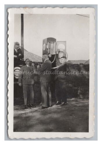 Männer 'trinken' aus Zapfsäule Auto Tankstelle - Altes Foto 1930er - Bild 1 von 2