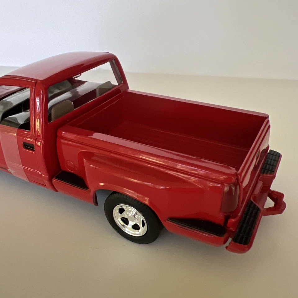 1992 GMC Sierra GT Side Step Pick Up Truck 1:24 DIECAST  # 73204  MOTOR MAX Red - Image 2 of 4