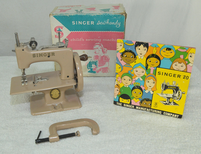 Vintage SINGER SEWHANDY MODEL 20 Children's Toy Sewing Machine
