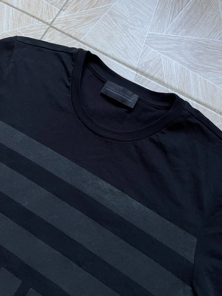Camiseta Rara Diesel Negra Dorada Gráfica Negra Estampado Geométrico Logo Minimalista Talla S Foto 2 de 4