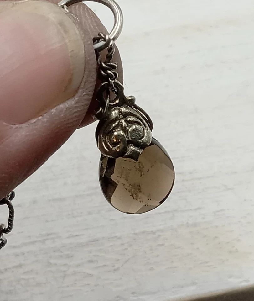 Colgante de cuarzo ahumado Love Heals de bronce blanco y pera facetada Foto 2 de 4