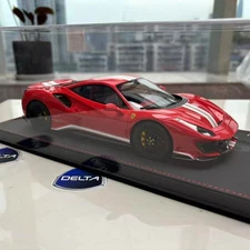 1/18 BBR Ferrari 488 Pista In Rosso Corsa 322 met With Italian Strip
