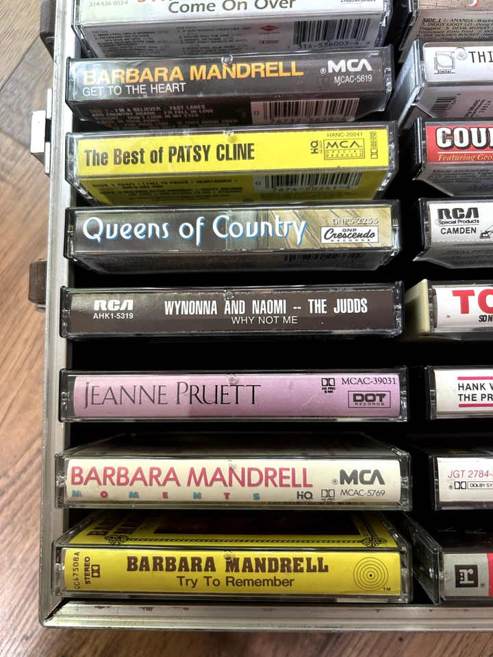 24 кассеты/футляр с музыкой кантри — Джордж Джонс, Вилли, Пэтси Клайн и другие — 2 - Изображение 3 из 4