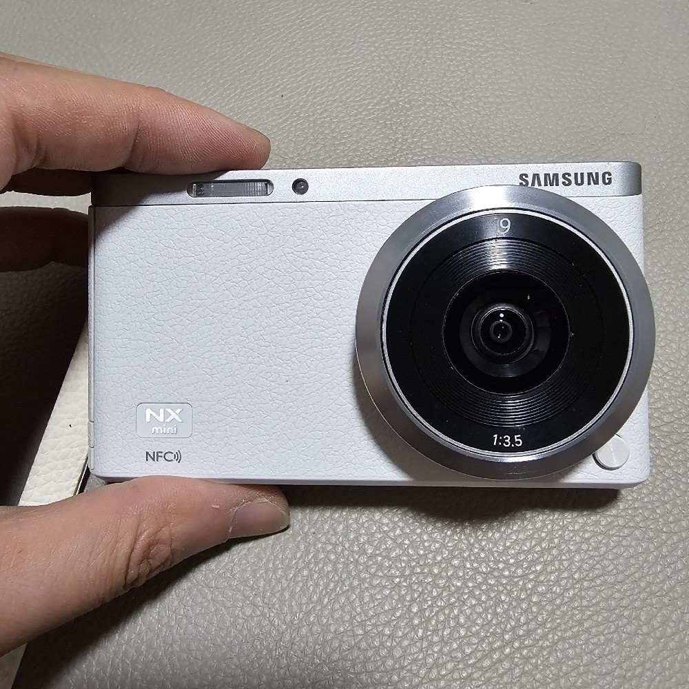 Samsung NX Mini Digital Camera Kit w/ NX-M 9mm Zoom lens Wi