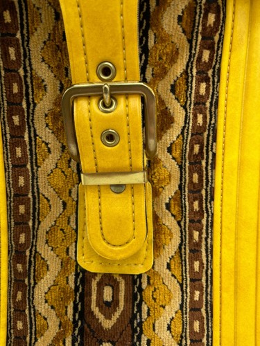 Vintage 1970s Travel Shoulder Bag Vinyl Mustard Yellow Carpet Trim Rad MCM IRR - Picture 2 of 13
