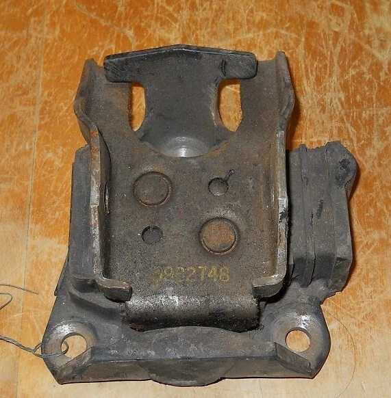 Крепление двигателя NOS 1967-70 Chevrolet Caprice 396 454 1968-70 Chevelle 350 396 - Изображение 3 из 3