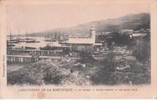 MARTINIQUE SAINT PIERRE le phare, place Berthin, le mont Pele