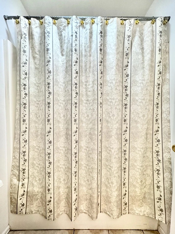 JC Penney Home Collection Polyester Floral Shower Curtain Preowned EUC 71”Lx68”W - Image 2 of 4