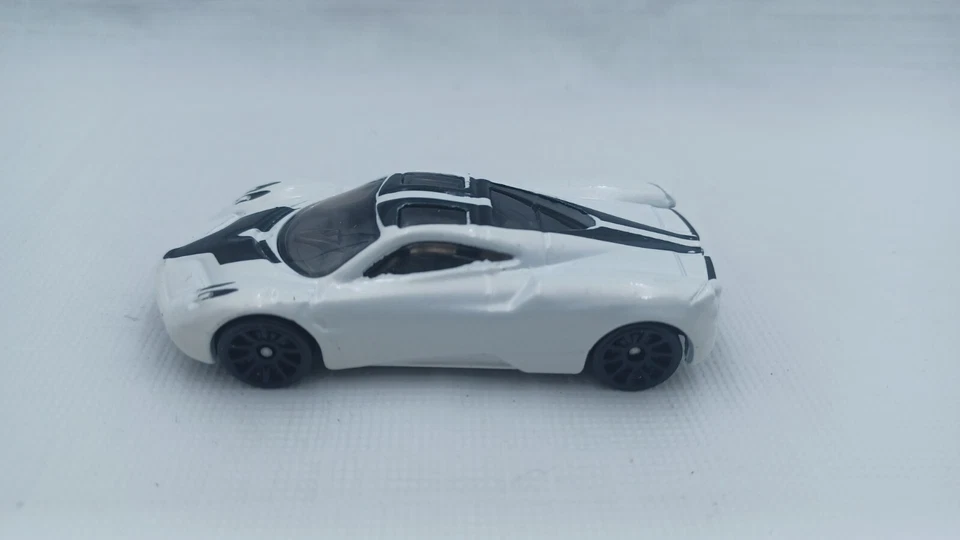 Hotwheels Pagani Huayra White Die Cast - Image 2 of 4