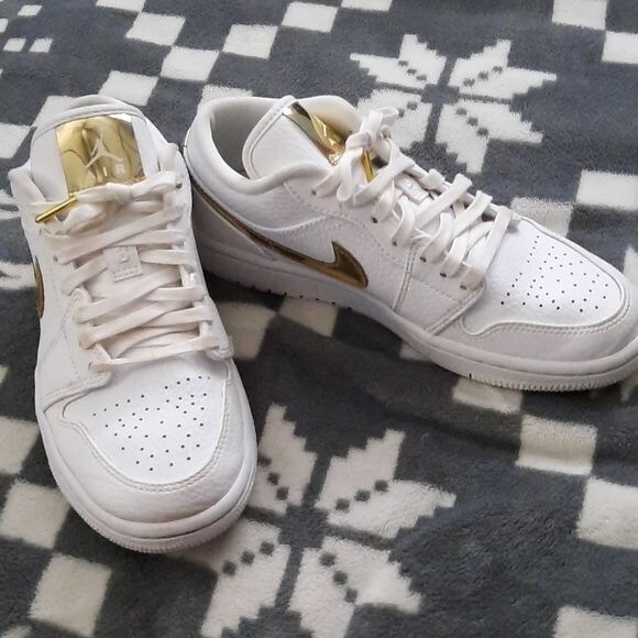 Nike Air Jordan 1 Low SE White Metallic Gold CZ 4776-100 Nike Air Jordan 1 Low SE White Metallic Gold CZ 4776-100