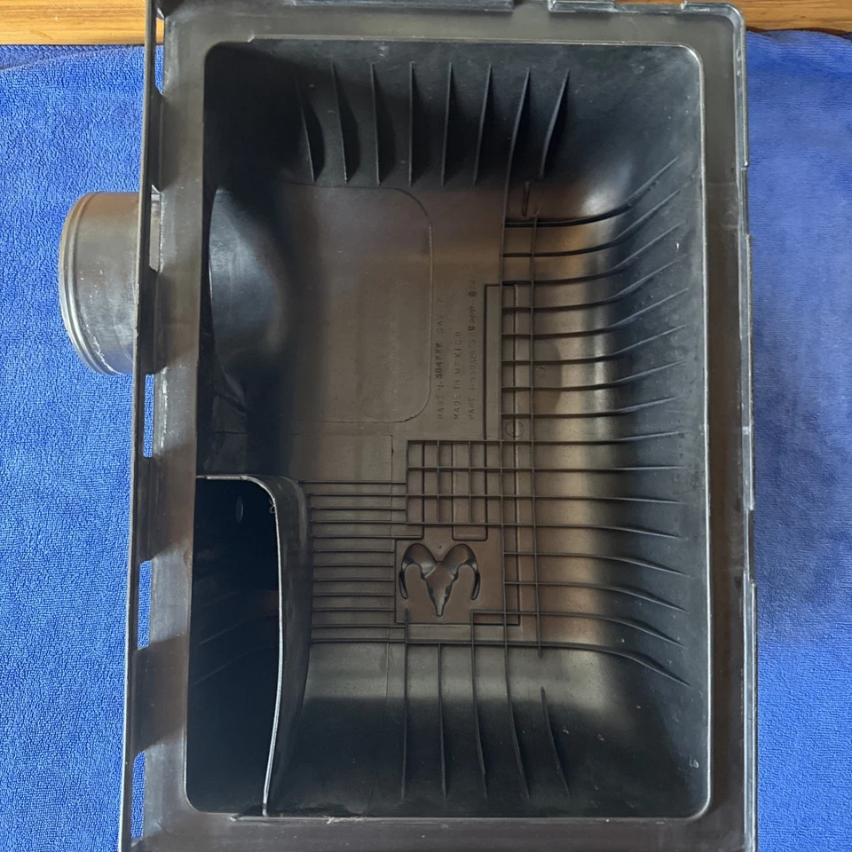 Очиститель коробки воздухозаборника в сборе 2003-2009 Dodge Ram 2500 3500 от оригинального производителя 03-09 - Изображение 2 из 4