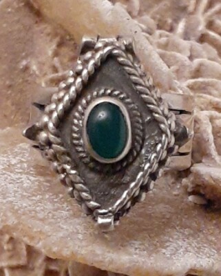 Mid-century Modernist Green Onyx Gemstone Modernist Poison Box Ring Size 7