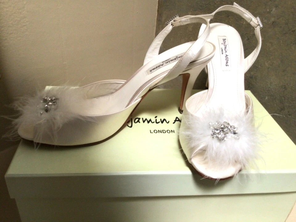 全新带盒 BENJAMIN ADAMS "LANA" $239 露趾羽毛露背丝绸 IV 鞋跟 8 — 第 2/4 张图片