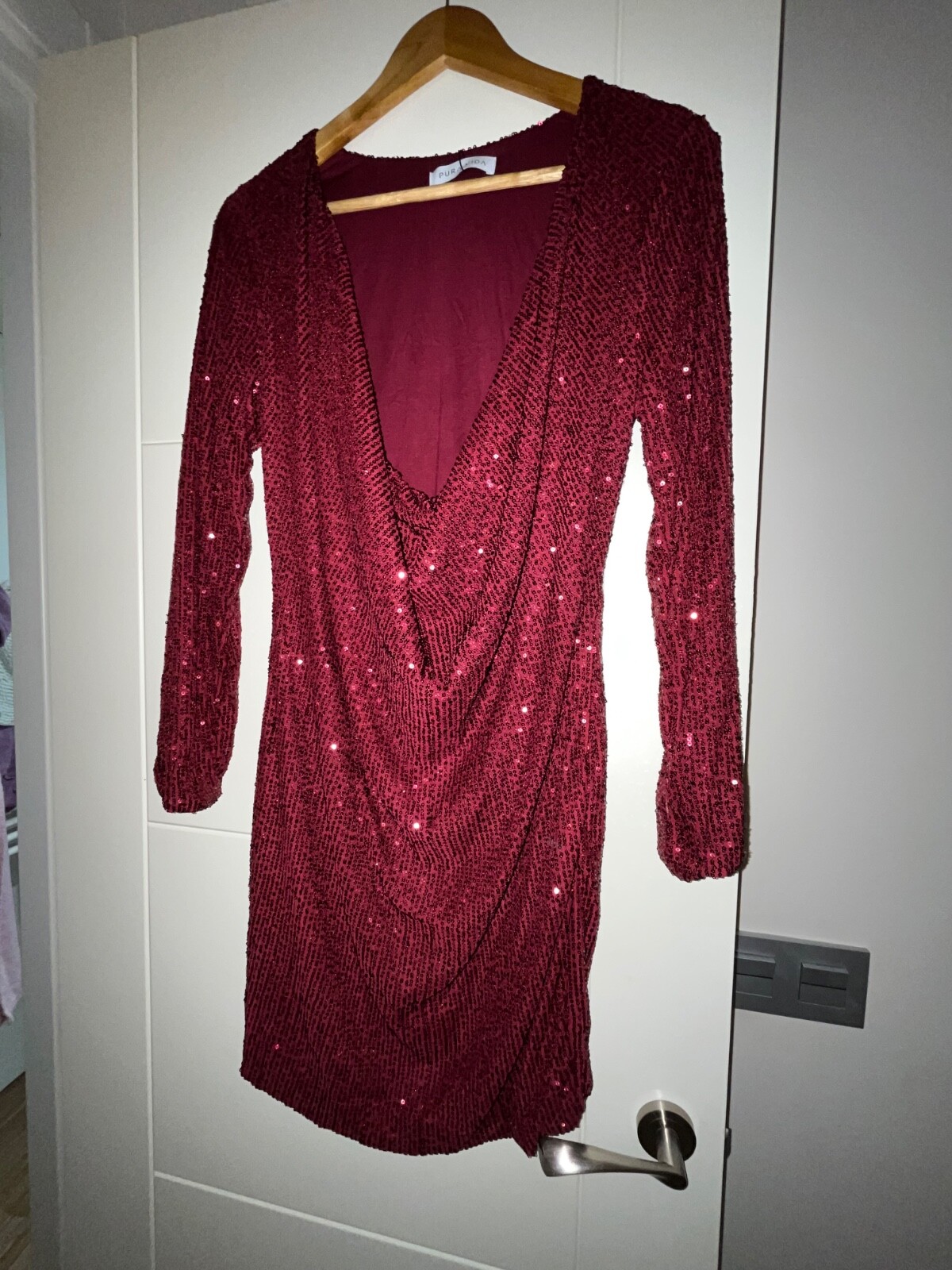 vestido muy elegante, perfecto para cualquier ocasión, color granate.