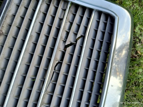 Mercedes W124 front grille with plastic panel insert - Picture 5 of 5