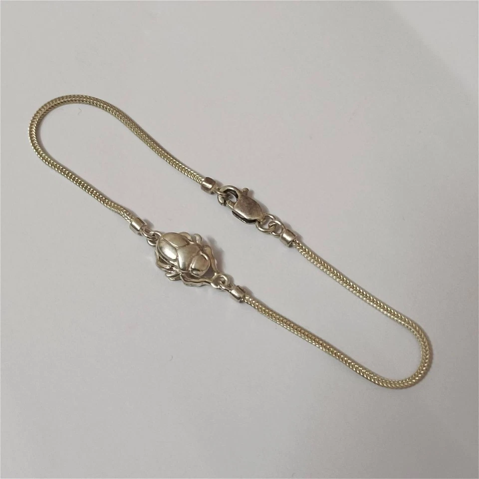 Pulsera egipcia artesanal de plata 925 con un exquisito centro de mesa de escarabajo. Foto 2 de 4