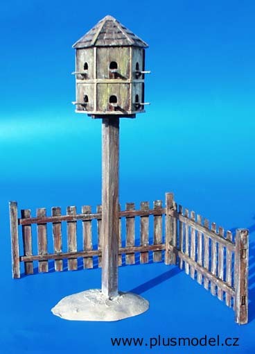 Pigeonnier de 17 cm PLUS MODEL avec clôtures pour rompre le vide de vos décors de maquettes